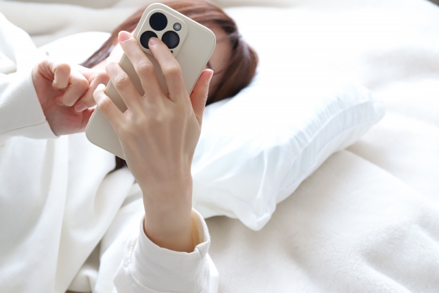 スマホをいじっている女性