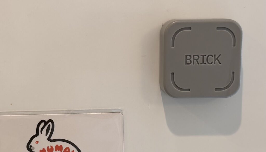 冷蔵庫に貼られたBRICK
